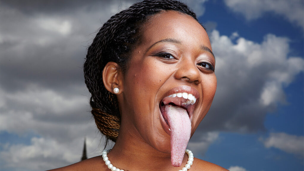 A mulher da língua tão grande que consegue lamber o olho longest tongue female header | Bizarro | bizarro, curiosidades, língua