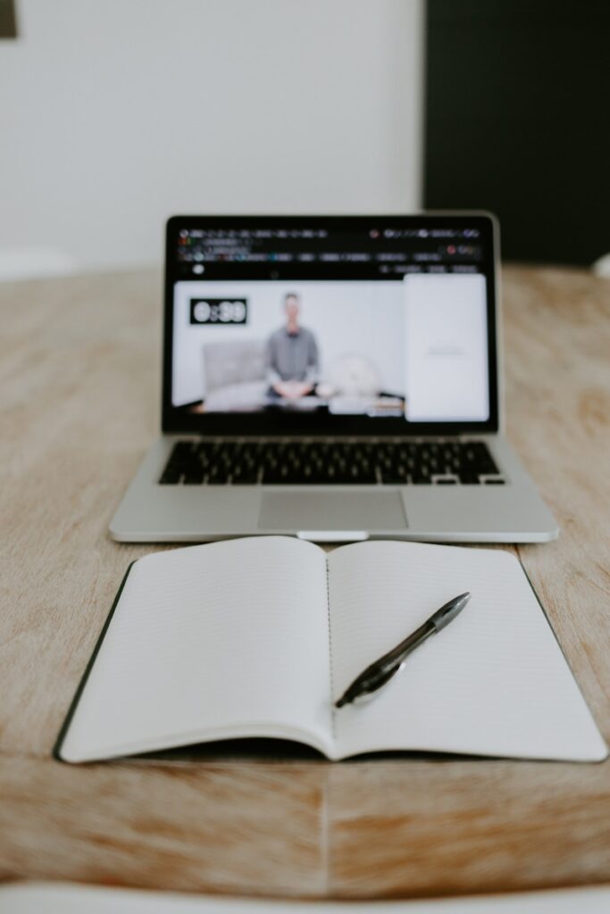 Dinheiro na Internet: Como fazer grana sendo jovem macbook pro on brown wooden table