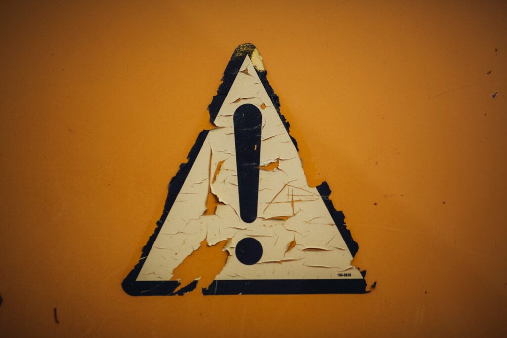 Dinheiro na Internet: Como fazer grana sendo jovem a triangle shaped sign on a yellow wall