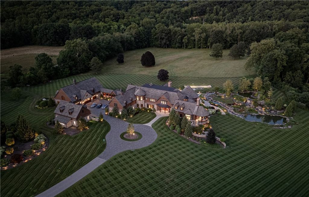 Uma mansão em Ohio Masterpiece Estate in Ohio with Unique Amenities and Impeccable Craftsmanship Listed for 19995000 1 | Arquitetura | arquitetura, casa, imóvel, mansão