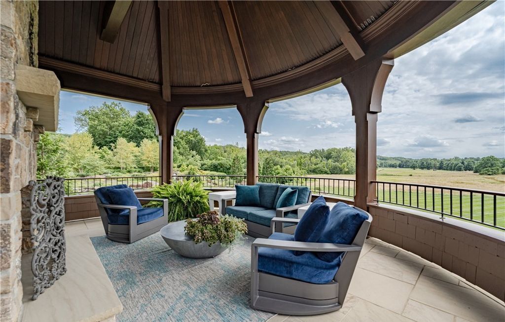 Uma mansão em Ohio Masterpiece Estate in Ohio with Unique Amenities and Impeccable Craftsmanship Listed for 19995000 18 | Arquitetura | arquitetura, casa, imóvel, mansão