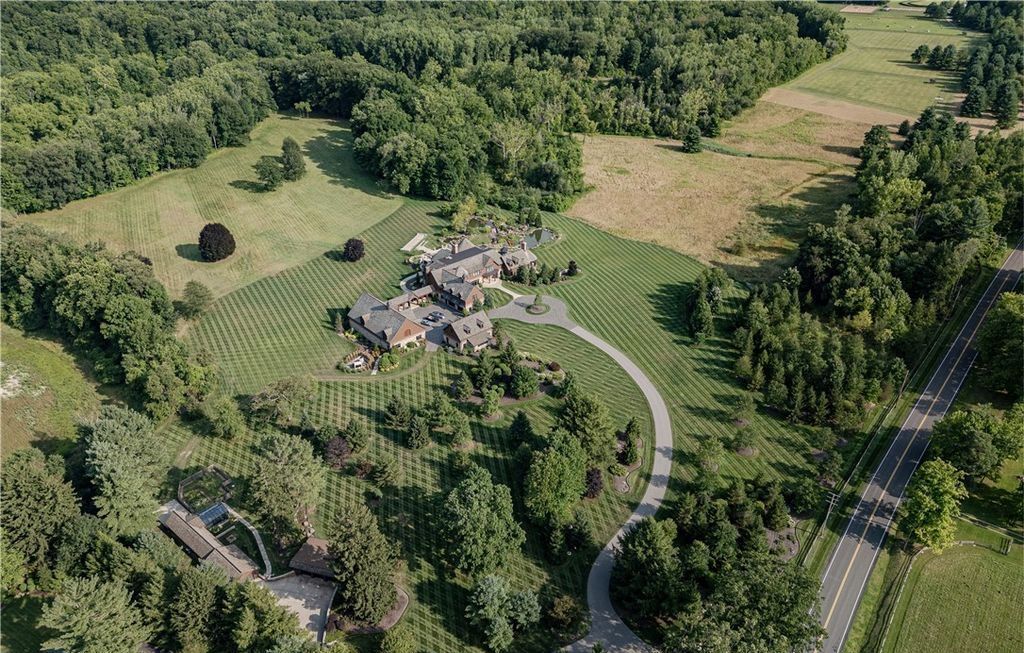 Uma mansão em Ohio Masterpiece Estate in Ohio with Unique Amenities and Impeccable Craftsmanship Listed for 19995000 2 | Arquitetura | arquitetura, casa, imóvel, mansão