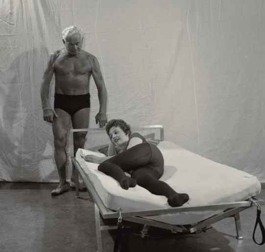 A curiosa cama em forma de V de Joseph Pilates Captura de tela 2025 09 19 095626 | Curiosidades | cama, curiosidadesm, Pilates