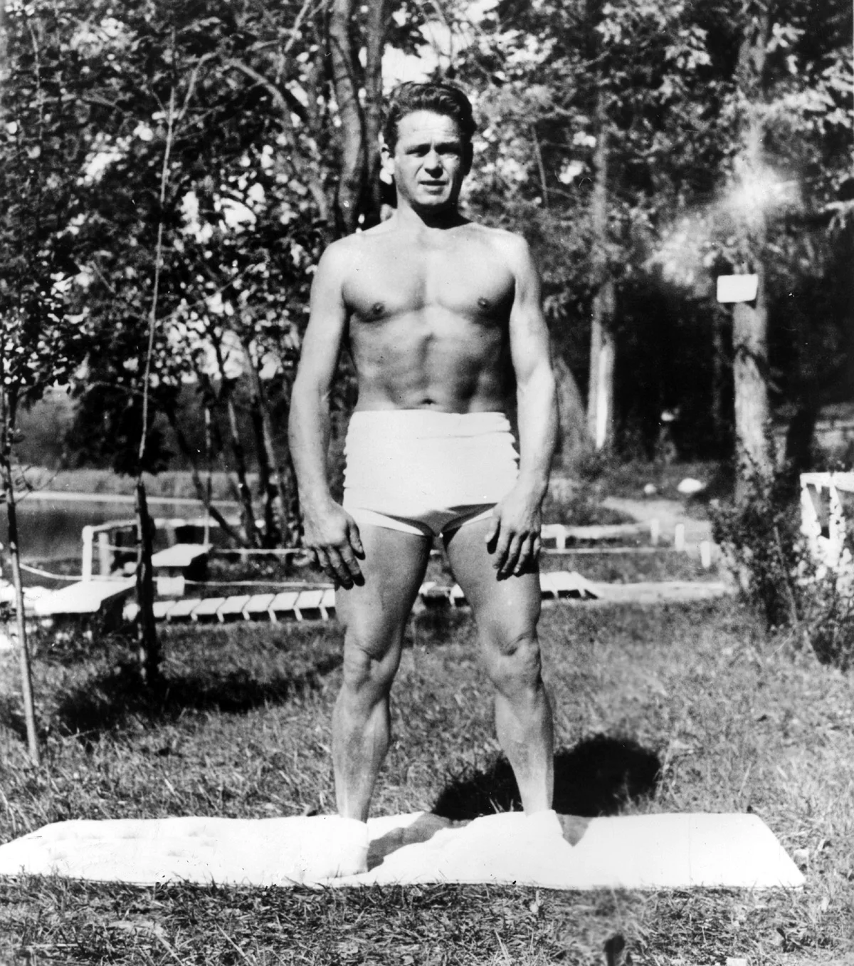 A curiosa cama em forma de V de Joseph Pilates Joseph Pilates | Curiosidades | cama, curiosidadesm, Pilates