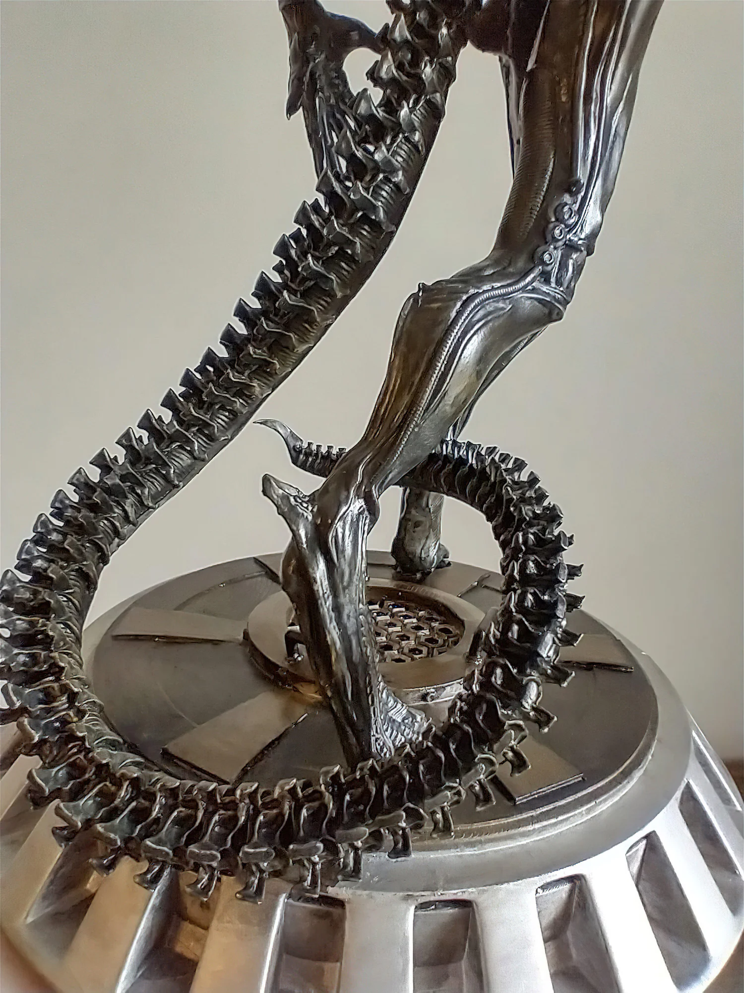 Xenomorfo parte final - Pintura rabinho | Arte | 3d, aliens, escultura, xenomorfo
