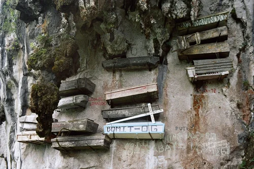 Sagada Hanging Coffins | Bizarro | bizarro, caixões, china, culturas, funeraria, mortos, ritos funerários