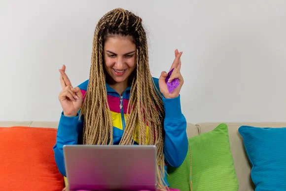 Promoções e descontos: economizando na Quina una chica adolescente linda haciendo compras en linea con su tarjeta de credito y una computadora portatil en casa | Dicas | dicas