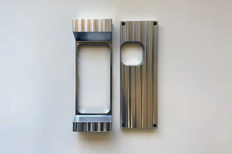 A capa de celular mais pesada do mundo 6 pound smartphone case4 750x498 1 | Curiosidades | capa, celular, curiosidades, telefie