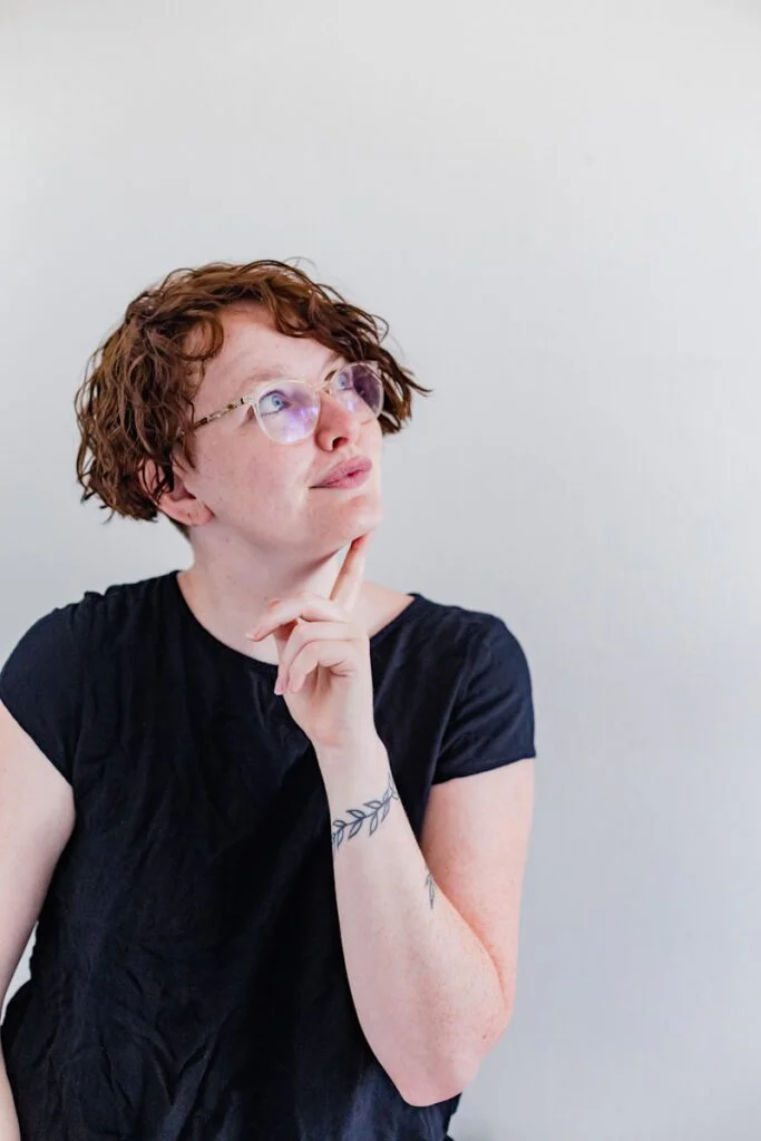 Para ler livros digitais, vale mais a pena Kindle, celular ou tablet? a woman wearing glasses and a black shirt