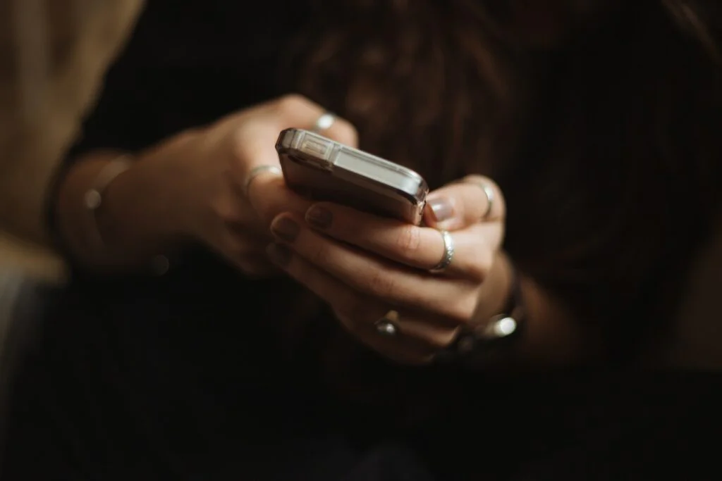 Para ler livros digitais, vale mais a pena Kindle, celular ou tablet? person using smartphone