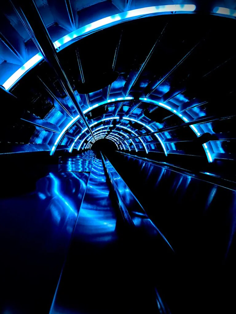 Tecnologia dos filmes que ja viraram realidade a tunnel with blue lights in the middle of it