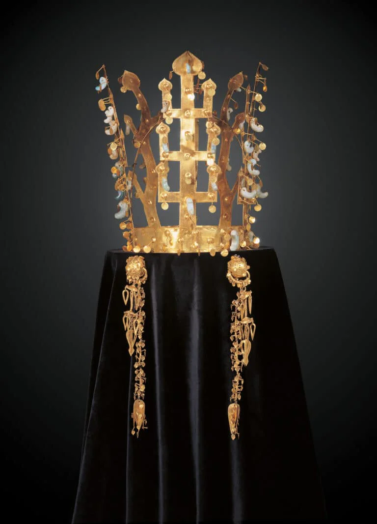 Máscaras, capacetes e adereços de cabeça que marcaram o mundo 17. Silla Gold Crown Korea 768x1066 1 | Curiosidades | adereços, cabeça, curiosidades, histórico, mascaras, midia, reis