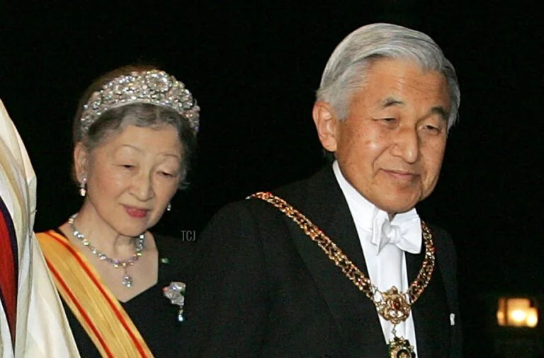 Máscaras, capacetes e adereços de cabeça que marcaram o mundo 18. Japanese Imperial Chrysanthemum Crown 768x506 1 | Curiosidades | adereços, cabeça, curiosidades, histórico, mascaras, midia, reis