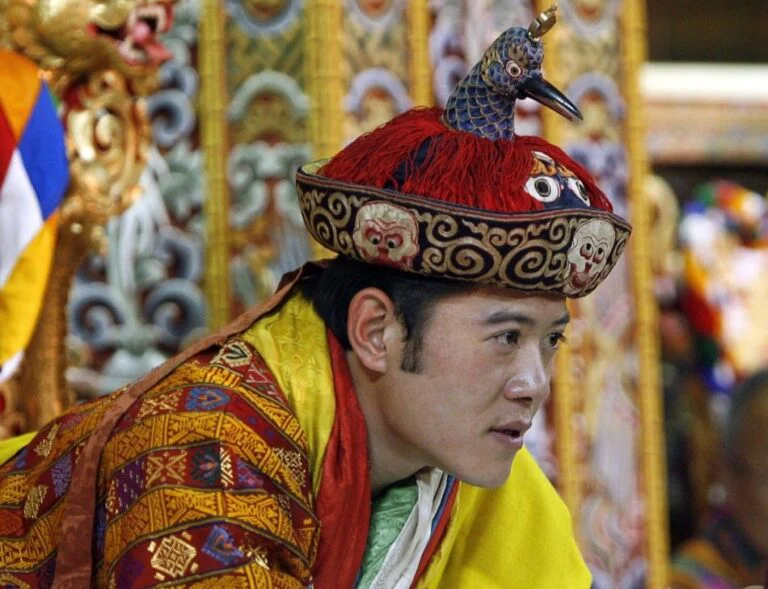 Máscaras, capacetes e adereços de cabeça que marcaram o mundo 21. The Dragon Crown of Bhutanese Kings 768x589 1 | Curiosidades | adereços, cabeça, curiosidades, histórico, mascaras, midia, reis