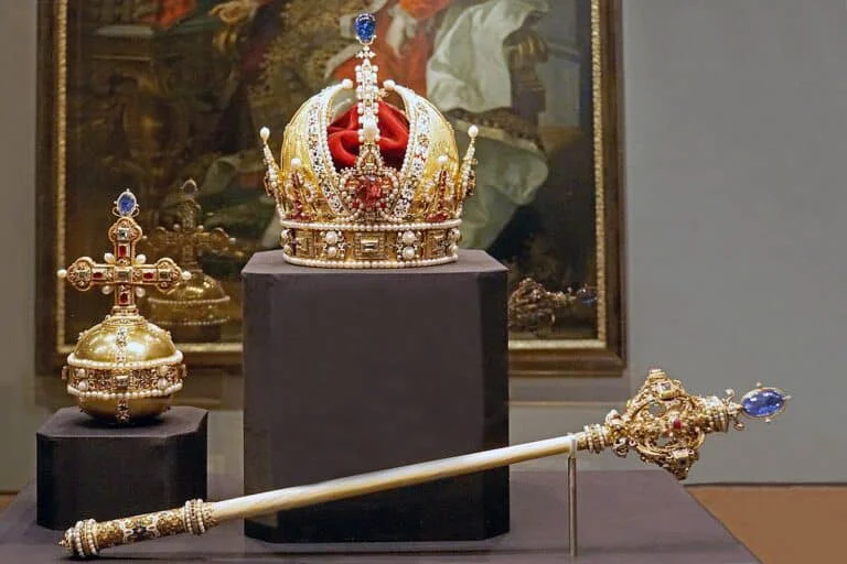 Máscaras, capacetes e adereços de cabeça que marcaram o mundo 24. The Imperial Crown of Austria 768x512 1 | Curiosidades | adereços, cabeça, curiosidades, histórico, mascaras, midia, reis