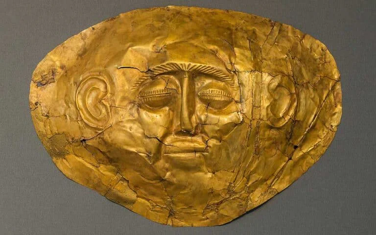 Máscaras, capacetes e adereços de cabeça que marcaram o mundo 25. The Mask of Agamemnon Mycenaean Greece 768x480 1 | Curiosidades | adereços, cabeça, curiosidades, histórico, mascaras, midia, reis