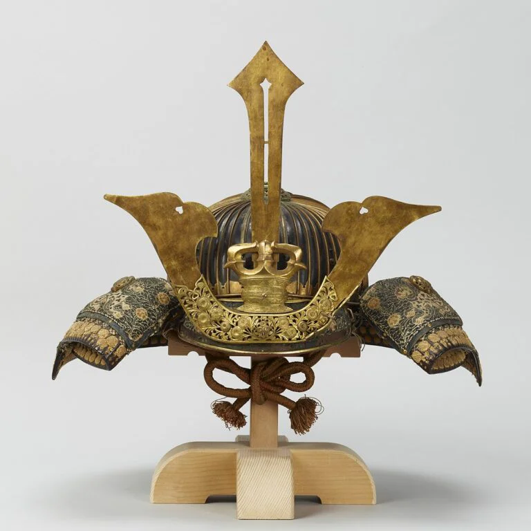 Máscaras, capacetes e adereços de cabeça que marcaram o mundo 27. The Triple Crested Helm of Samurai Daimyo Japan 768x768 1 | Curiosidades | adereços, cabeça, curiosidades, histórico, mascaras, midia, reis