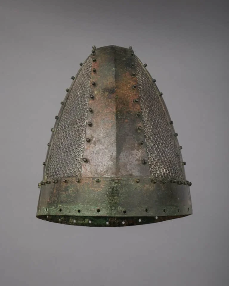 Máscaras, capacetes e adereços de cabeça que marcaram o mundo 3. Sassanian Royal Helmet Persia 768x960 1 | Curiosidades | adereços, cabeça, curiosidades, histórico, mascaras, midia, reis