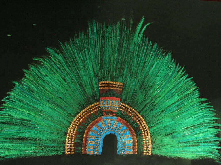 Máscaras, capacetes e adereços de cabeça que marcaram o mundo 4. Feathered Headdress of Montezuma II Aztec Empire 768x576 1 | Curiosidades | adereços, cabeça, curiosidades, histórico, mascaras, midia, reis