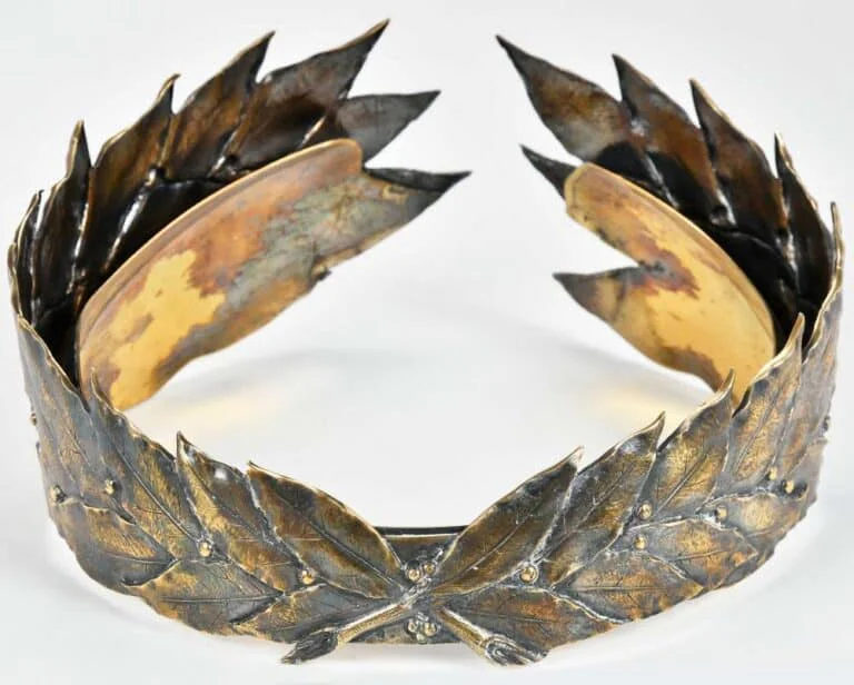Máscaras, capacetes e adereços de cabeça que marcaram o mundo 7. Napoleons Laurel Wreath Crown France 768x616 1 | Curiosidades | adereços, cabeça, curiosidades, histórico, mascaras, midia, reis