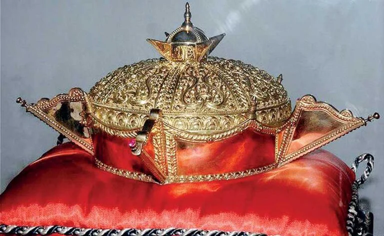 Máscaras, capacetes e adereços de cabeça que marcaram o mundo 9. The Lotus Crown of Ancient Sri Lanka Kings 768x473 1 | Curiosidades | adereços, cabeça, curiosidades, histórico, mascaras, midia, reis
