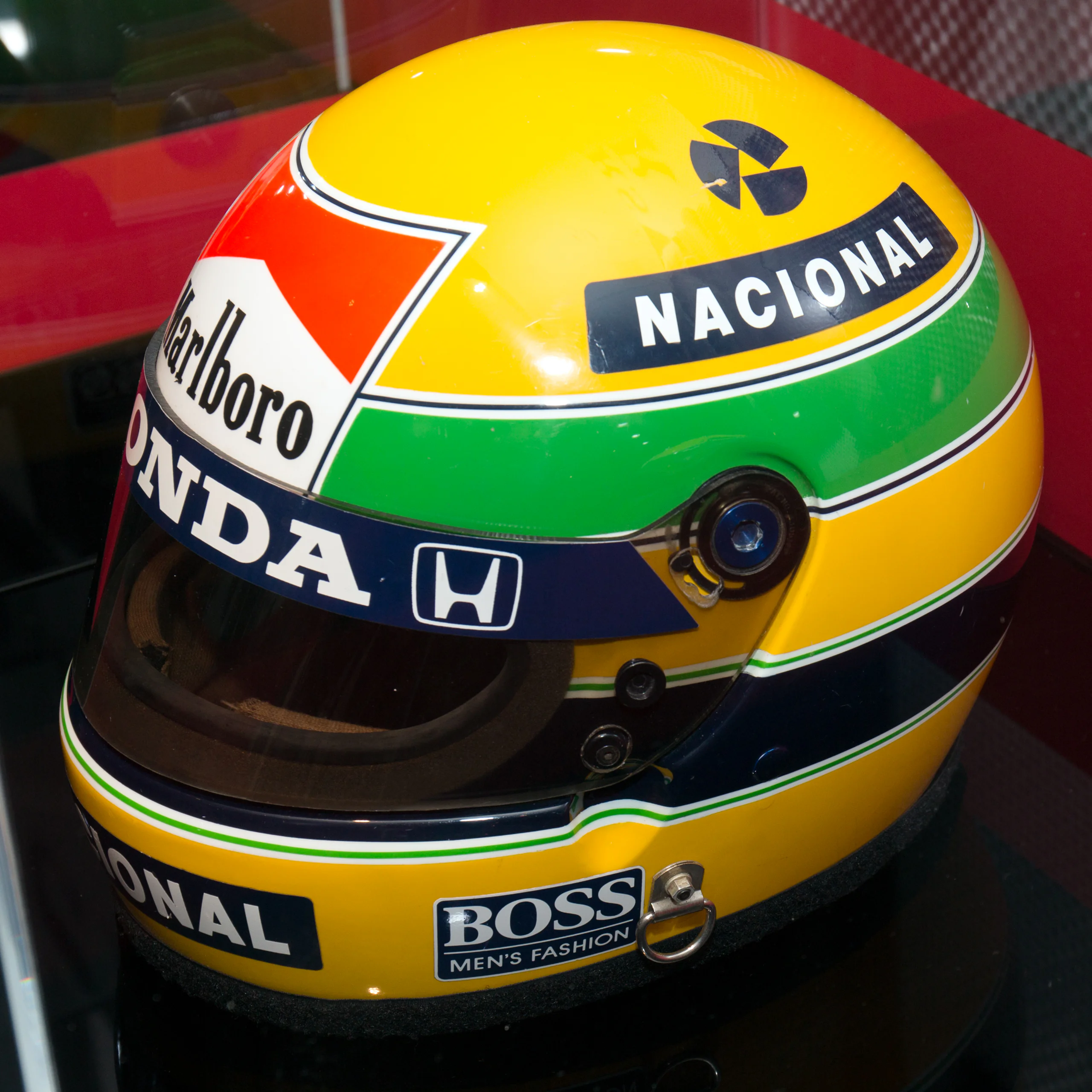 Máscaras, capacetes e adereços de cabeça que marcaram o mundo Ayrton Senna 1988 helmet top | Curiosidades | adereços, cabeça, curiosidades, histórico, mascaras, midia, reis