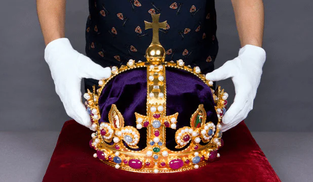 Máscaras, capacetes e adereços de cabeça que marcaram o mundo image 2046 | Curiosidades | adereços, cabeça, curiosidades, histórico, mascaras, midia, reis