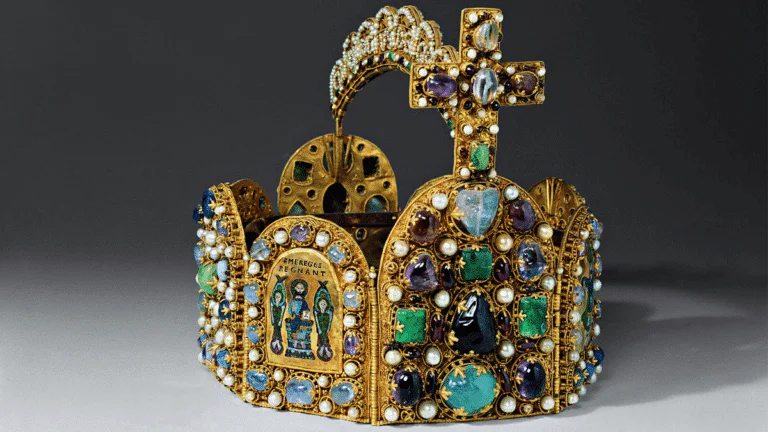 Máscaras, capacetes e adereços de cabeça que marcaram o mundo image 39 768x432 1 | Curiosidades | adereços, cabeça, curiosidades, histórico, mascaras, midia, reis