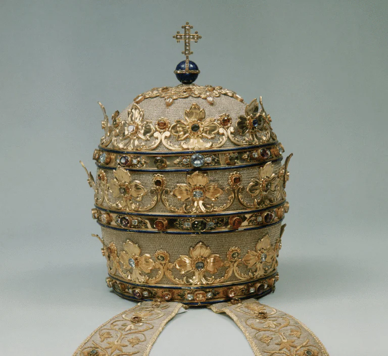 Máscaras, capacetes e adereços de cabeça que marcaram o mundo image 41 768x705 1 | Curiosidades | adereços, cabeça, curiosidades, histórico, mascaras, midia, reis