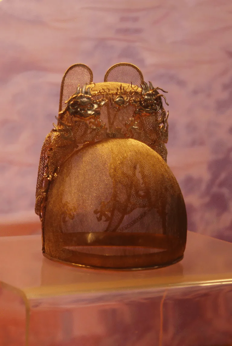 Máscaras, capacetes e adereços de cabeça que marcaram o mundo image 42 768x1146 1 | Curiosidades | adereços, cabeça, curiosidades, histórico, mascaras, midia, reis
