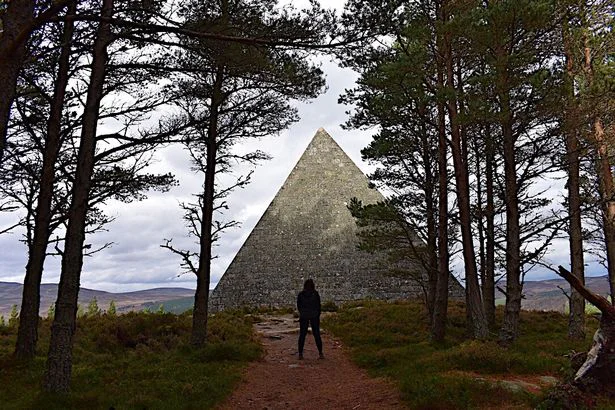 0 qrmPklRS | Lugares | curiosidades, escocia, lugares, pirâmide