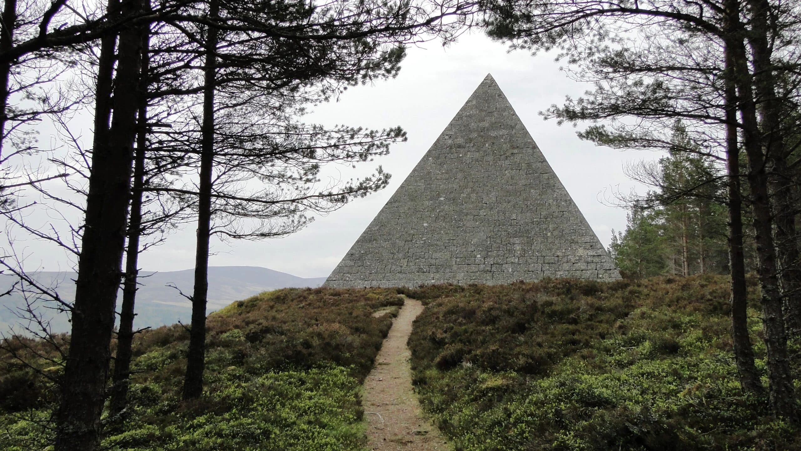 A misteriosa pirâmide escondida na Escócia Cairn for Prince Albert Balmoral scaled | Lugares | curiosidades, escocia, lugares, pirâmide
