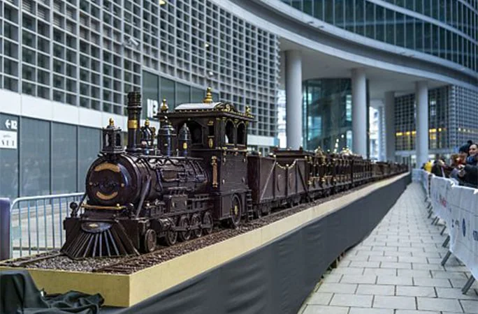 O Trem de Chocolate bate recorde longest chocolate sculpture drawing a crowd | Curiosidades | Arte, chocolate, gigante, recode