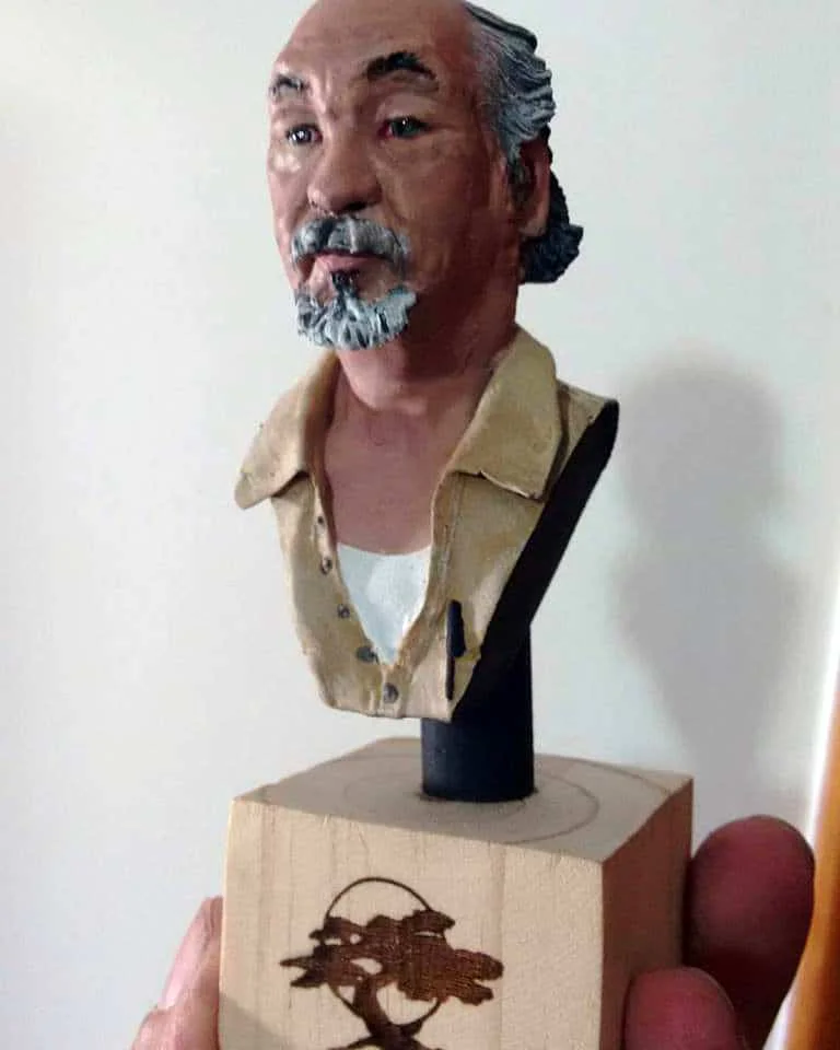 O Senhor Miyagi e a moça do Telemarketing miagui | Textos | esculturas, miniatura, modelo