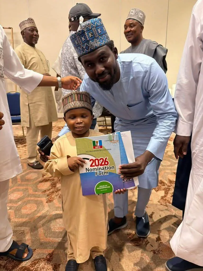"A maravilha de Zaria" como esse pirralho aqui quase entrou para o parlamento da Nigéria HHjvc7aWAAQhtHQ | Bizarro | 171, bizarro, estranho, golpe, noticias